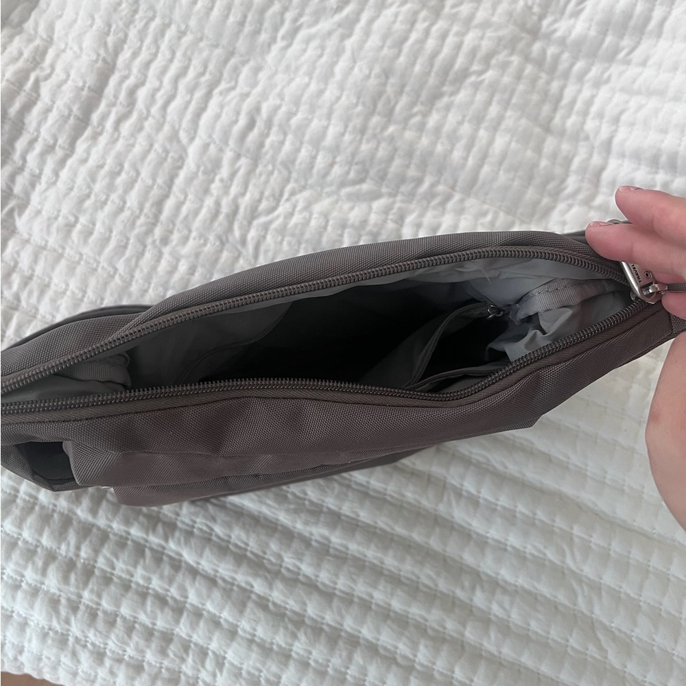 Travelon Anti-Theft Classic Messenger Bag - Picture 4 of 5